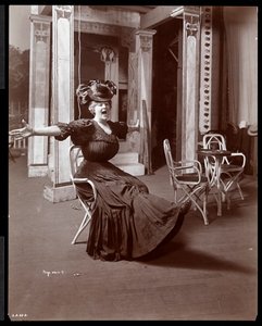 Amelia Summerville穿着服装作为&39;金色西部的Burlesquing女孩&39;，1906年（银色明胶印刷品）